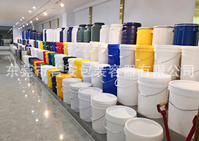 外国大鸡吧操中国女人吉安容器一楼涂料桶、机油桶展区